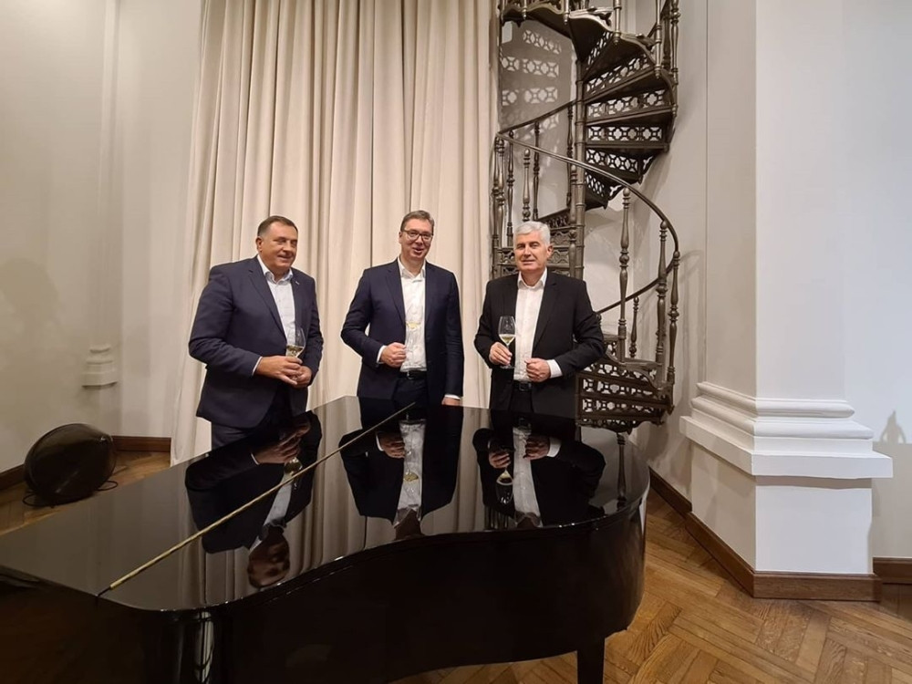 Vučićevo držanje čaše vina nazvali "seljačkom forom", a ne znaju jednu bitnu stvar