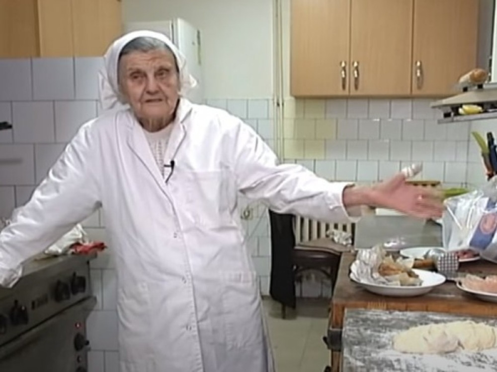 Baka Buda ima 85 godina i svakog dana sprema hranu za 100 ljudi, na odmor je otišla samo 4 puta i ima 120 godina staža! (VIDEO)