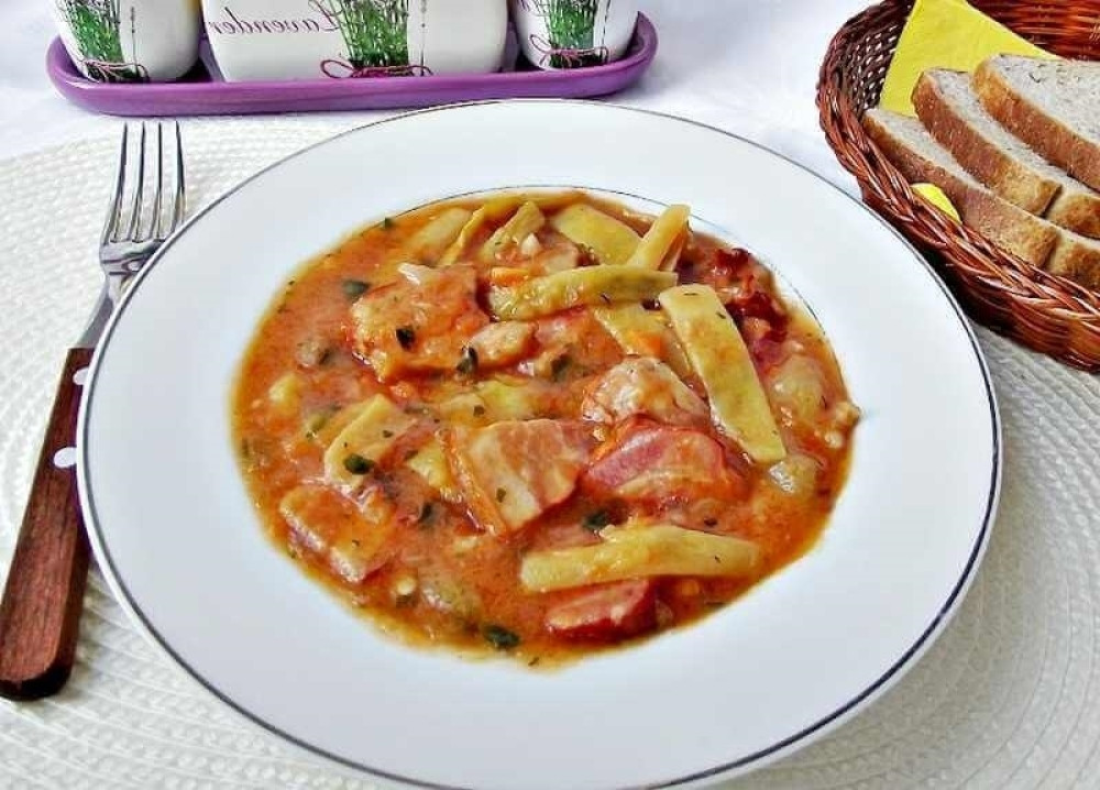 Dinstana boranija sa slaninom, užitak na vašem stolu