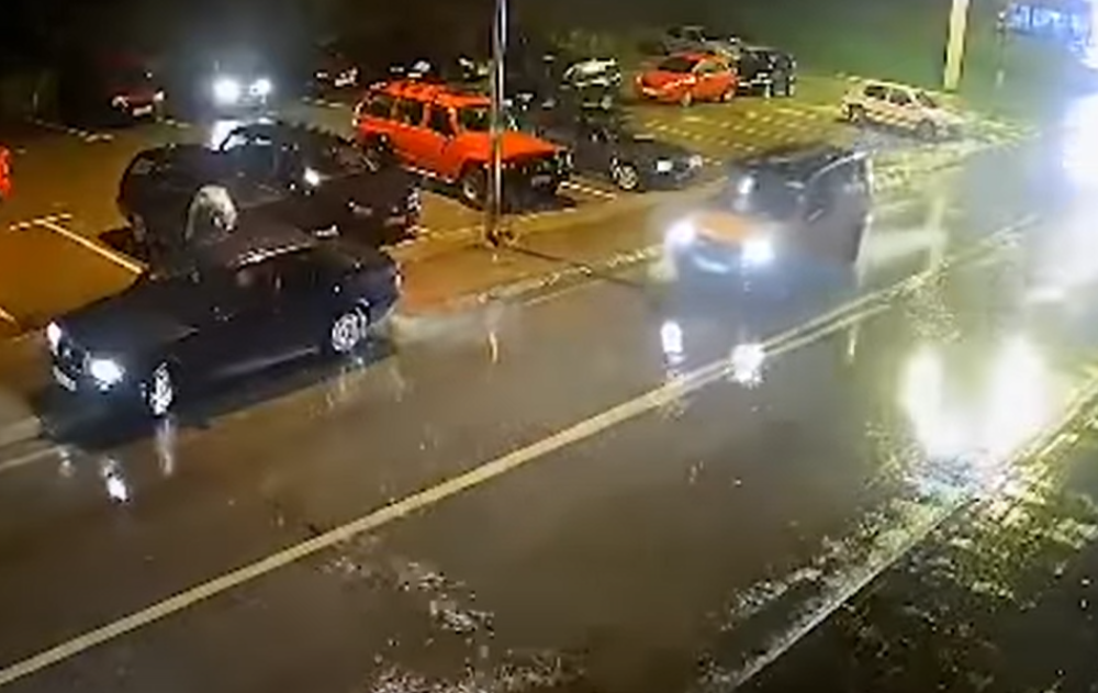 Automobil udario ženu na pešačkom, letela 10 metara kroz vazduh (UZNEMIRUJUĆI VIDEO)