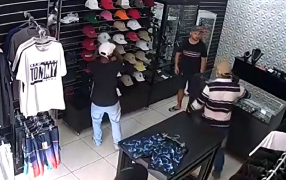 Vlasnik prodavnice pobio razbojnike koji su hteli da ga opljačkaju! (UZNEMIRUJUĆI VIDEO)