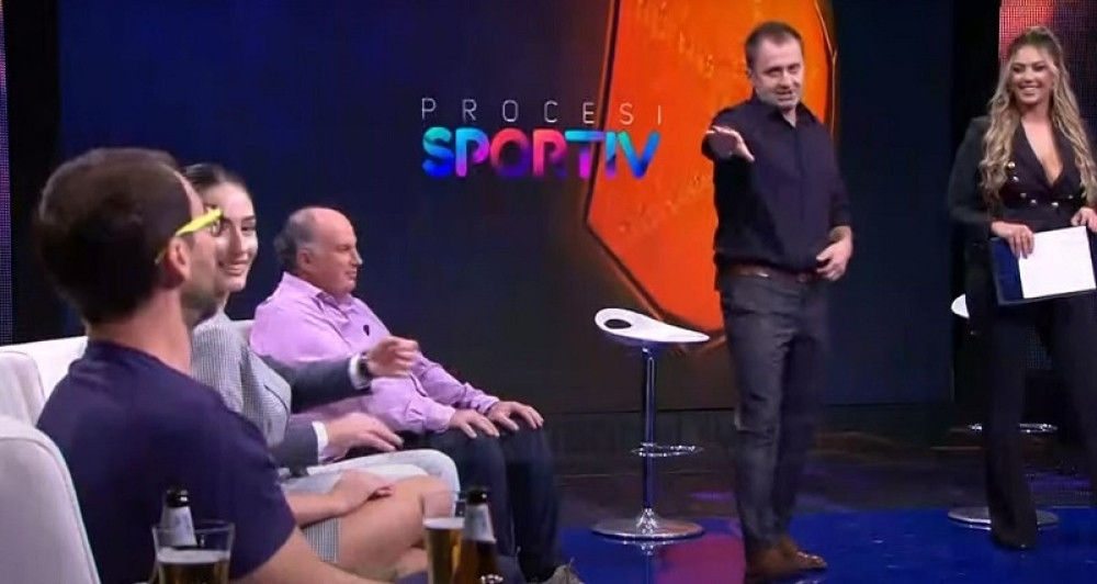 Lavina komentara i osuda zbog Novakove majice u živom programu albanske televizije! Pogledajte reakciju voditelja! (FOTO) (VIDEO)