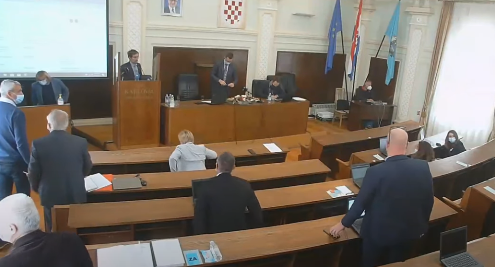 Poslanik stao za govornicu, svi ustali i počeli da izlaze, a onda je HDZ-ovac krenuo u fizički obračun! (VIDEO)