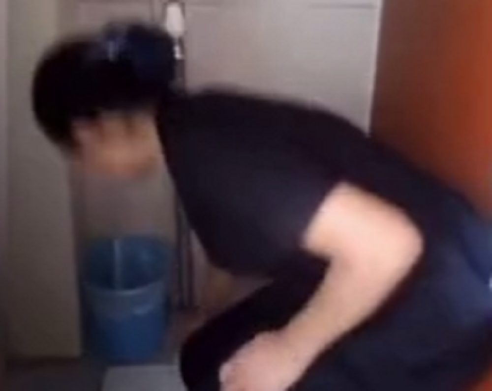 Čistačica pila vodu iz čučavca da pokaže kako je dobro obavila posao! (VIDEO)