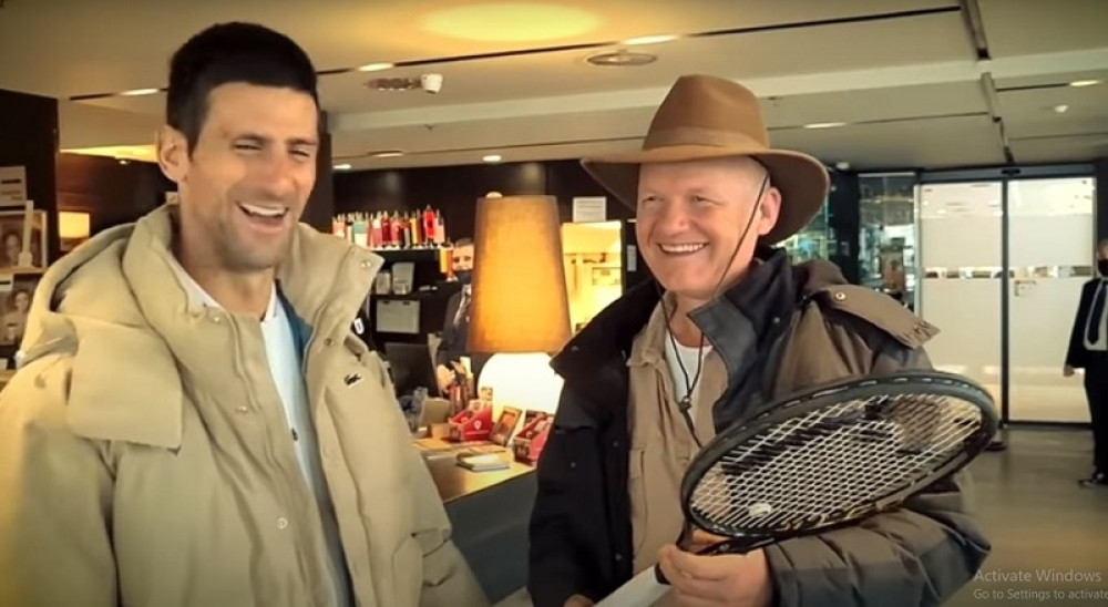 Đoković poklonio svoj reket sa Rolan Garosa! Semirov osmeh otkriva koliko mu se poklon sviđa! (VIDEO)