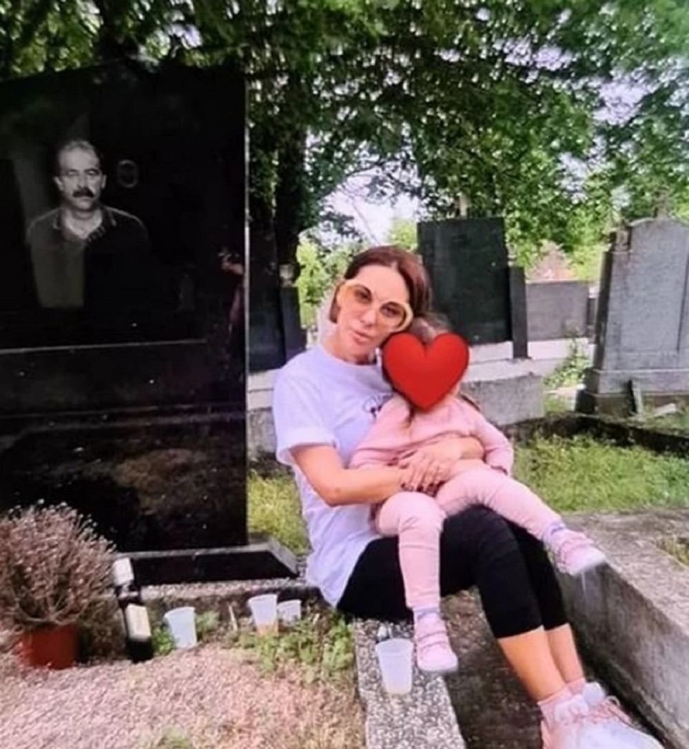 Ana Nikolić se slikala sa ćerkom na GROBLJU!