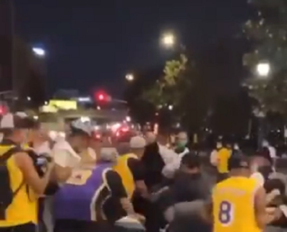 Na proslavi titule Lejkersa psovao Kobija, dobio batine koje će pamtiti! (VIDEO)