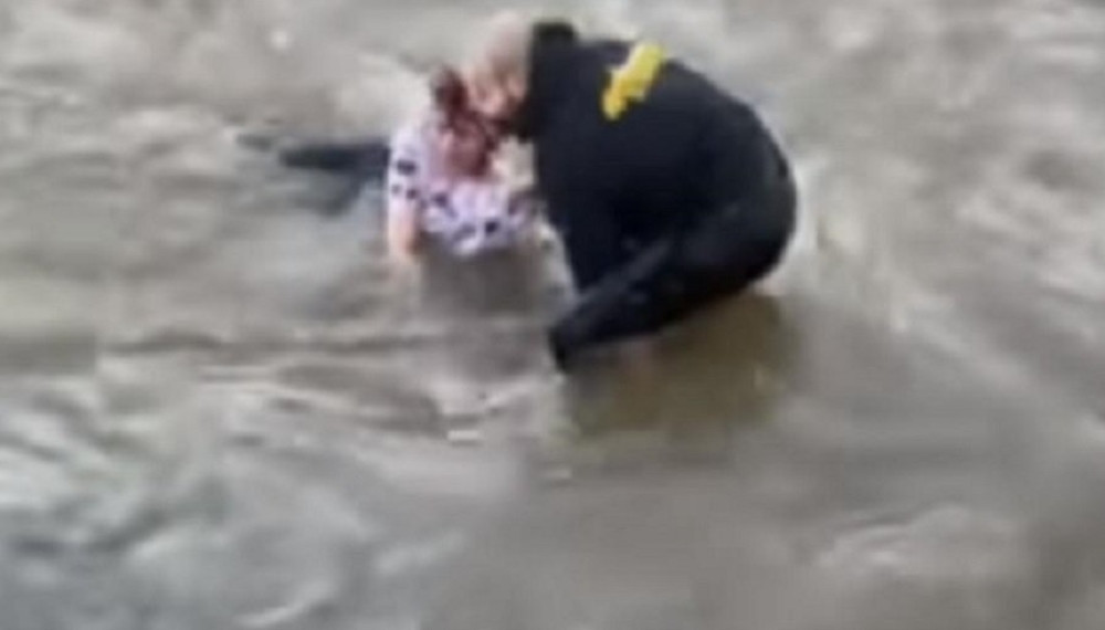 Objavljen snimak žene iz Novog Pazara koja je htela da izvrši samoubistvo, slučajni prolaznici odmah skočili u vodu