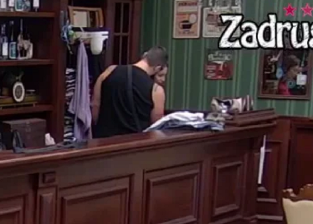 Telo uz telo, Kristijan u nikad prisnijem zagrljaju sa njom (VIDEO)