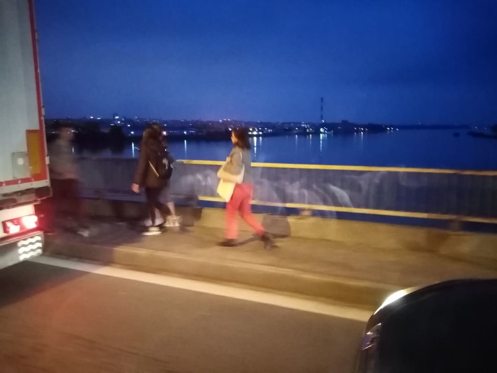 Saobraćaj paralisan, ljudi idu peške preko mostova! (FOTO)
