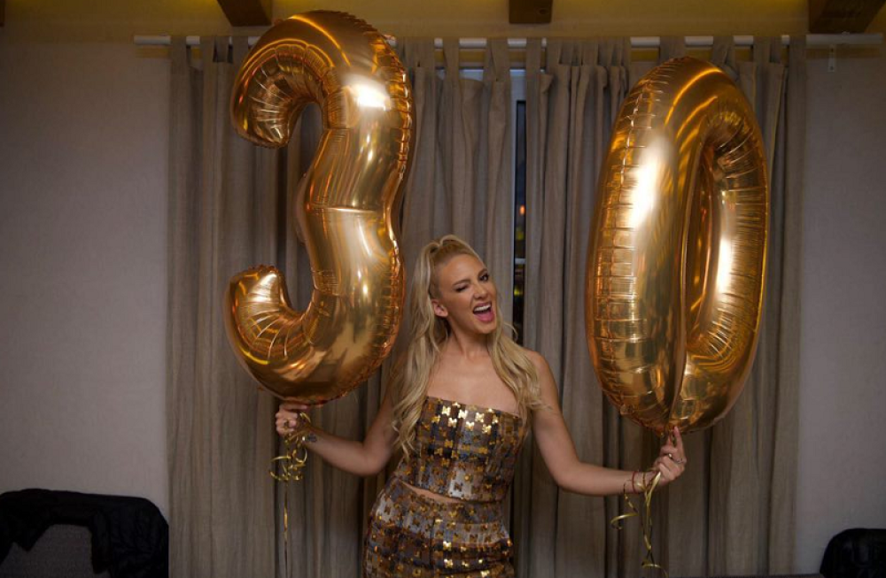 Milica Todorović proslavlja 30. rođendan okićena ZLATOM: EVO koje velike zvezde prisustvuju slavlju! (VIDEO)