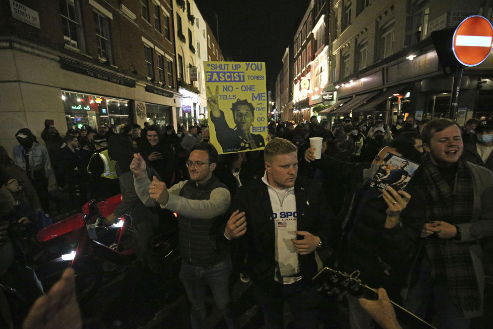 Protest protiv policijskog časa u Londonu - otimaju im ono što najviše vole!
