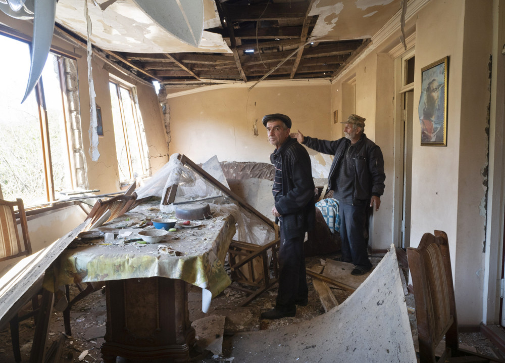 Meštani Karabaha pale svoje kuće dok ih napuštaju! Ne žele da ih predaju Azerbejdžanu! (VIDEO)