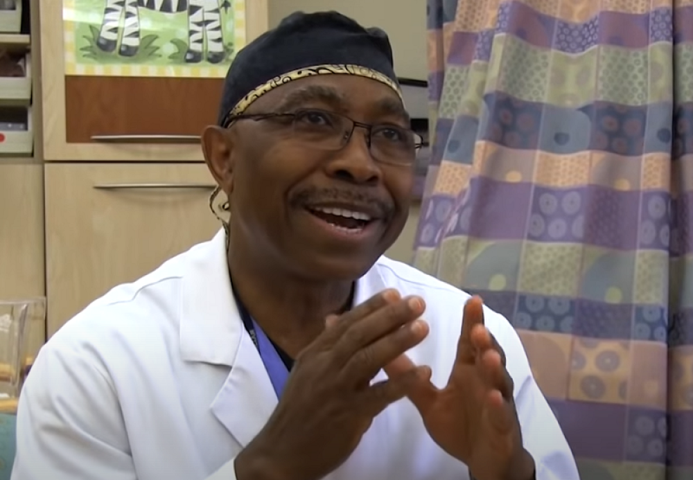 Posle svakog porođaja ovaj doktor uradi nešto potpuno NEOČEKIVANO (VIDEO)