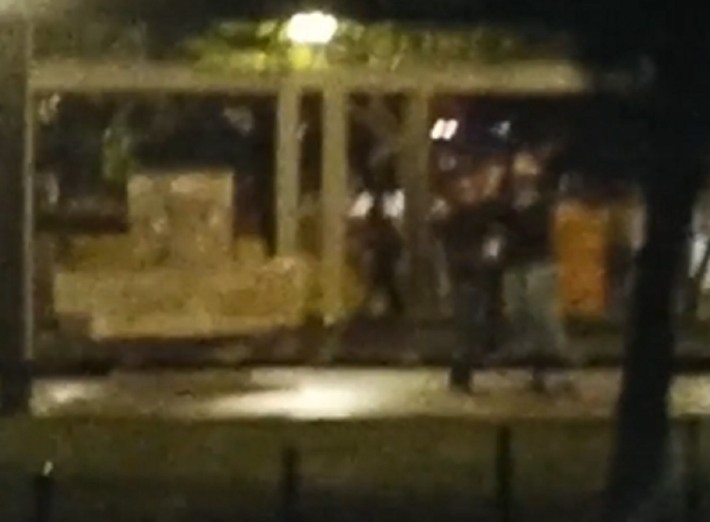 (UZNEMIRUJUĆI VIDEO) Migrant izvukao nož i zario ga u nesrećnog mladića!