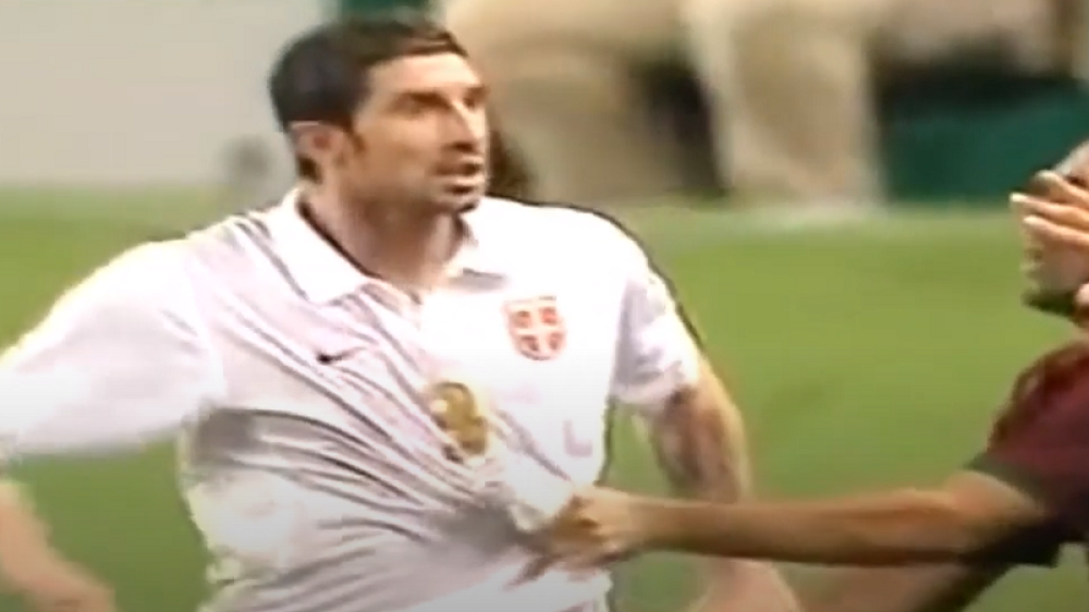 Udario je u lice srpskog fudbalera, sada je ponovo u centru pažnje! (VIDEO)