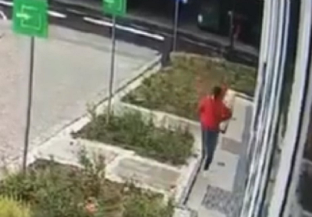 Maskirani muškarac beži, a potom mu ispada pištolj! (FOTO/VIDEO)