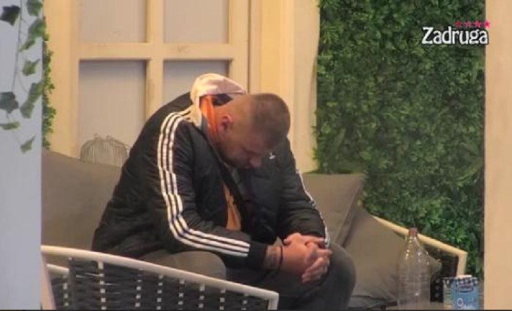 "Vrati se molim te", od muke zapevao i pre ZADRUGOVIZIJE! (VIDEO)