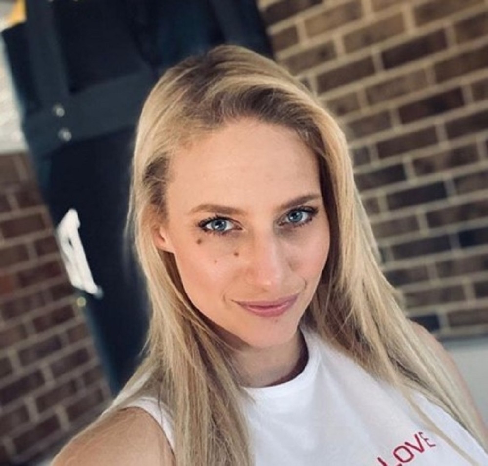 Prodavala prljave čarape za ogroman novac, a sada je opet sve šokirala (FOTO)