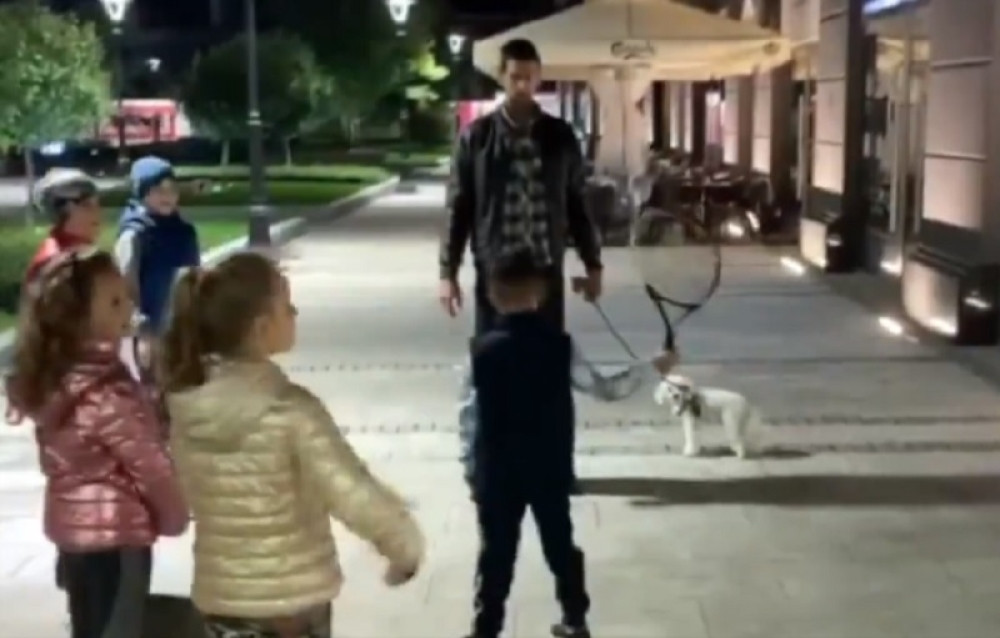 Novak sa mrakom izašao da prošeta psa, a onda je spazio klince i desilo se nešto neočekivano (VIDEO)