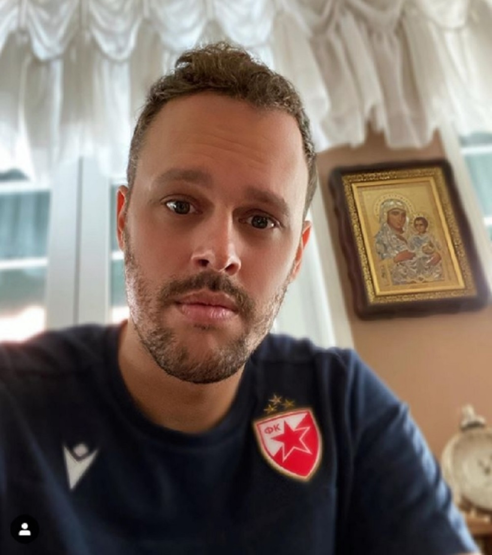 Posle ove slike znamo za koga on navija u derbiju, a za koga je Severina? Poslušajte pesmu koju je okačila i grb u bazenu?