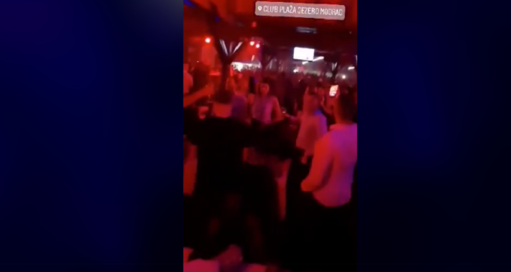 Đani pevao, a ljudi bez maski skakali i kršili sve moguće mere zaštite (VIDEO)