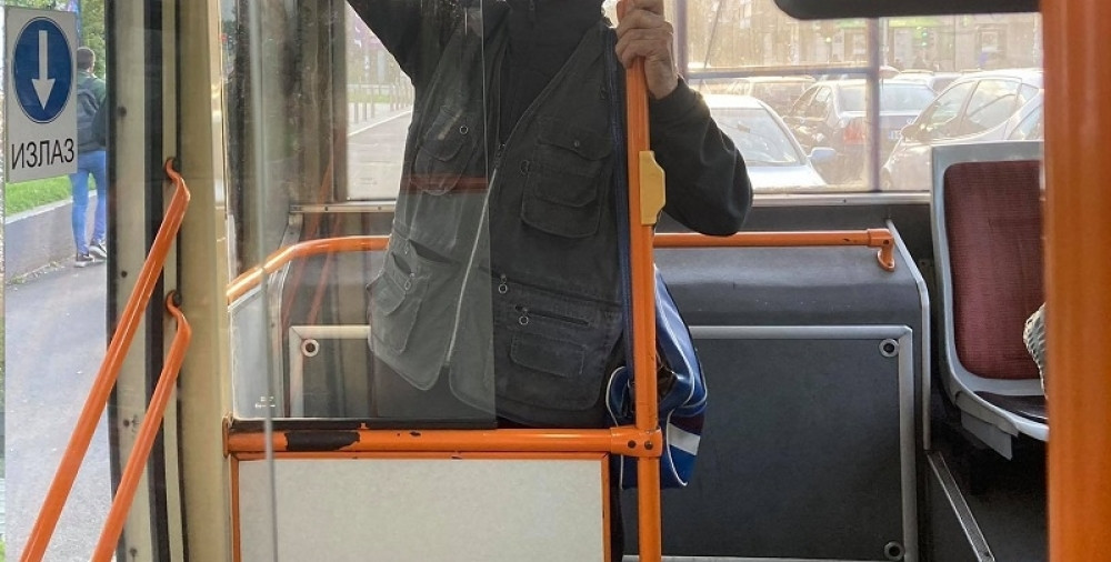 Penzioner je u gradskom prevozu uradio nešto što niko ne bi, a mladić je dobacio: "Ovaj je lud"