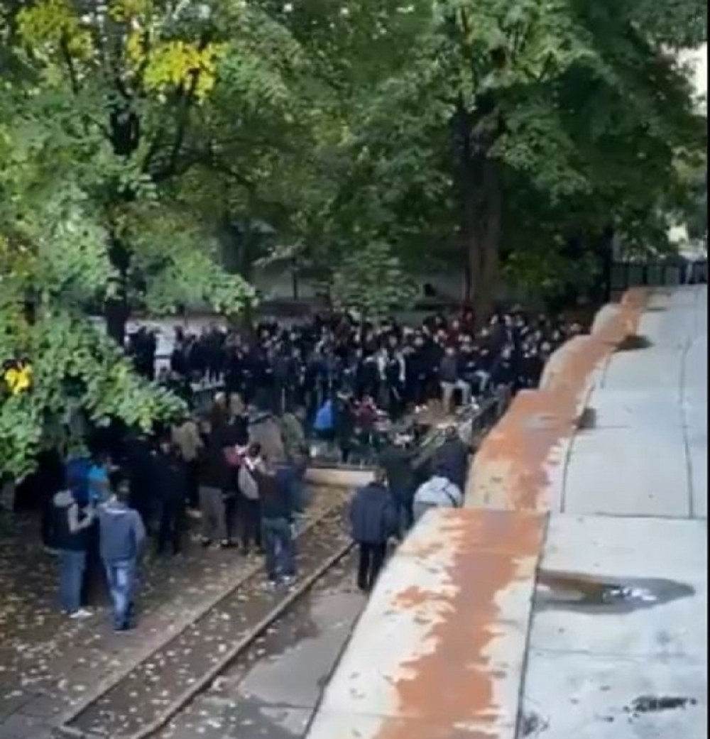 Okačili parolu na svoju južnu tribinu a onda se polukli malo dalje i zapevali! (VIDEO)