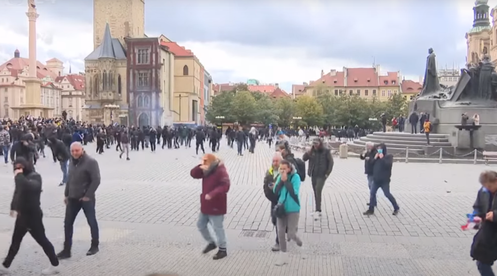 Demonstranti napali policajce, leteli suzavci i vodeni topovi - masa se ne smiruje! (VIDEO)