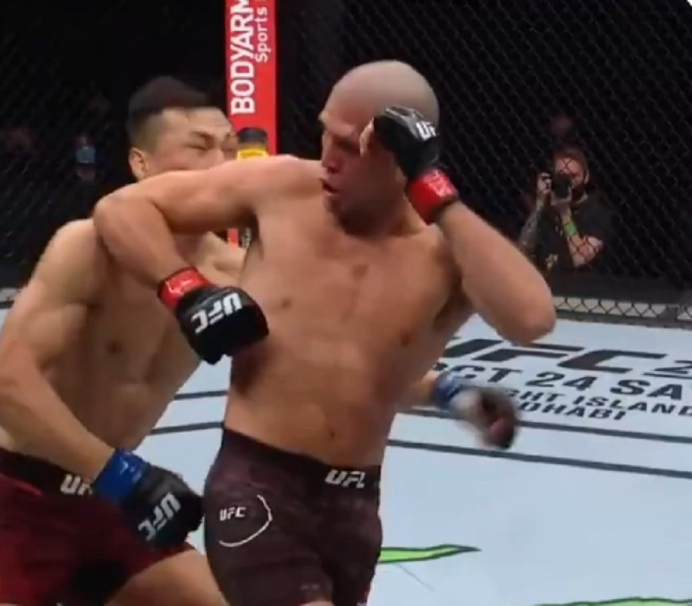 "Zombi" je ostao u čudu posle ovog udarca! (VIDEO)