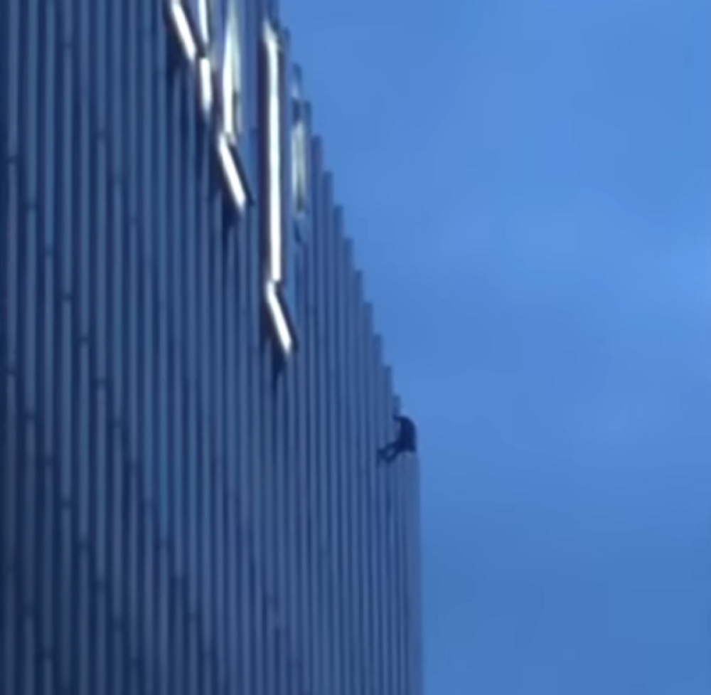 Popeo se na Trampovu kulu, satima visio na konopcu i tražio razgovor sa predsednikom!