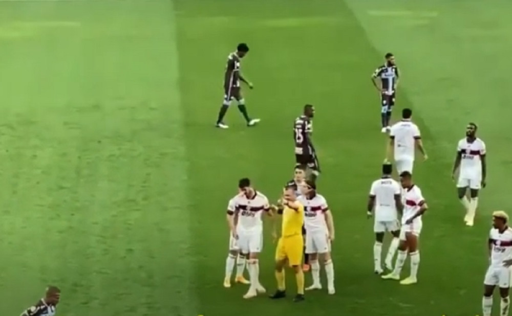 Pojavila se krv, fudbaler doživeo povredu testisa!