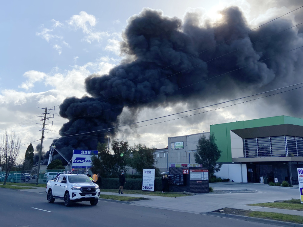 Zapalila se hemikalija u fabrici, spasioci ispumpavaju 16 cisterni!