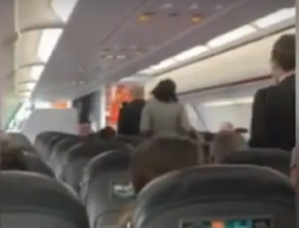 Žena vikala i kašljala u avionu na putnike (VIDEO)