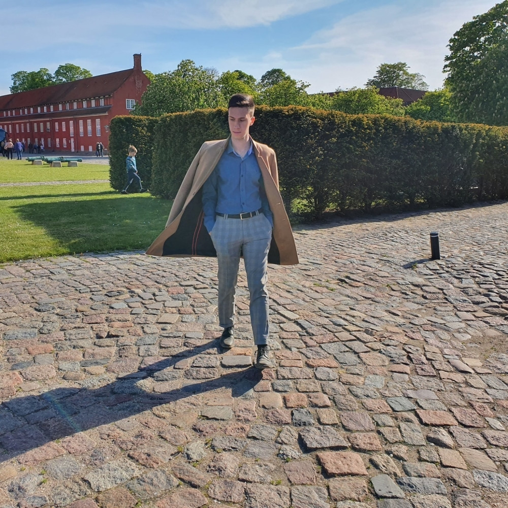 Ima samo 23 godine i diplome dva fakulteta