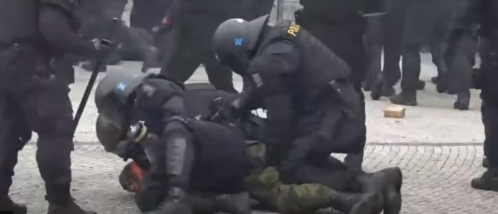 Policija konjicom i vodenim topovima krenula na demonstrante (VIDEO)