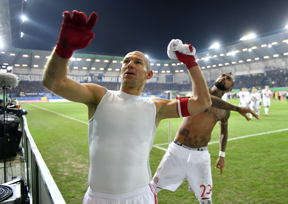 Zaradio milione ali ipak dolazi biciklom na utakmicu! (VIDEO)