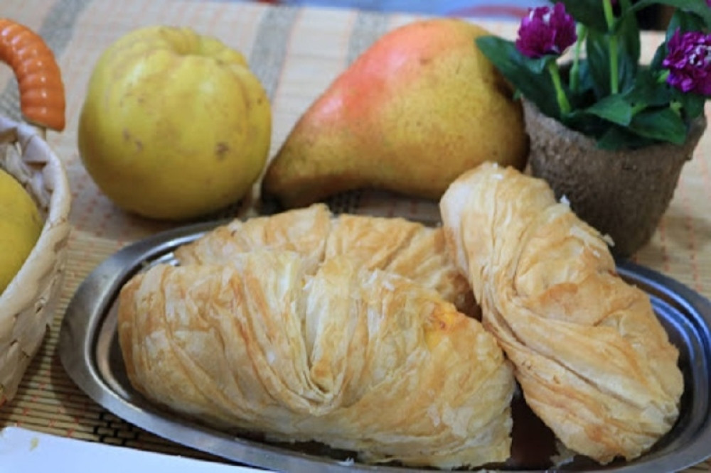 Preukusna hrskava pita sa dobitnom kombinacijom sira i kulena (VIDEO)