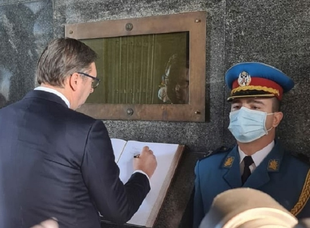 Vučić položio venac na spomenik Neznanom junaku na Avali