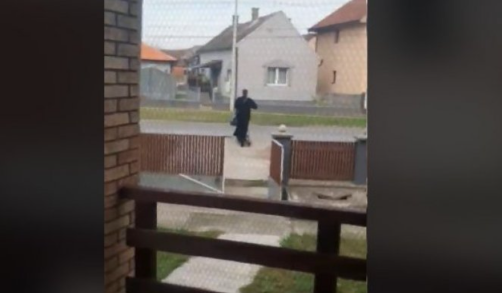 Pop na električnom trotinetu ide da sveti kuće (VIDEO)