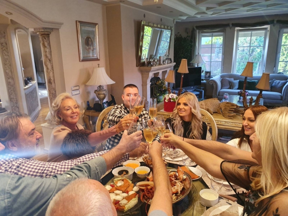 Brena ponosno pokazala kako se savijaju sarme kod Živojinovića (FOTO/VIDEO)