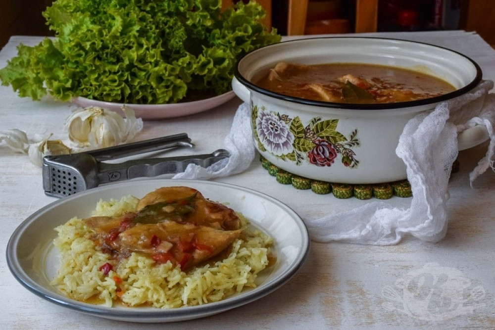 Natur šnicle u prelivu od luka, pečenice i crvene paprike, magija na tanjiru