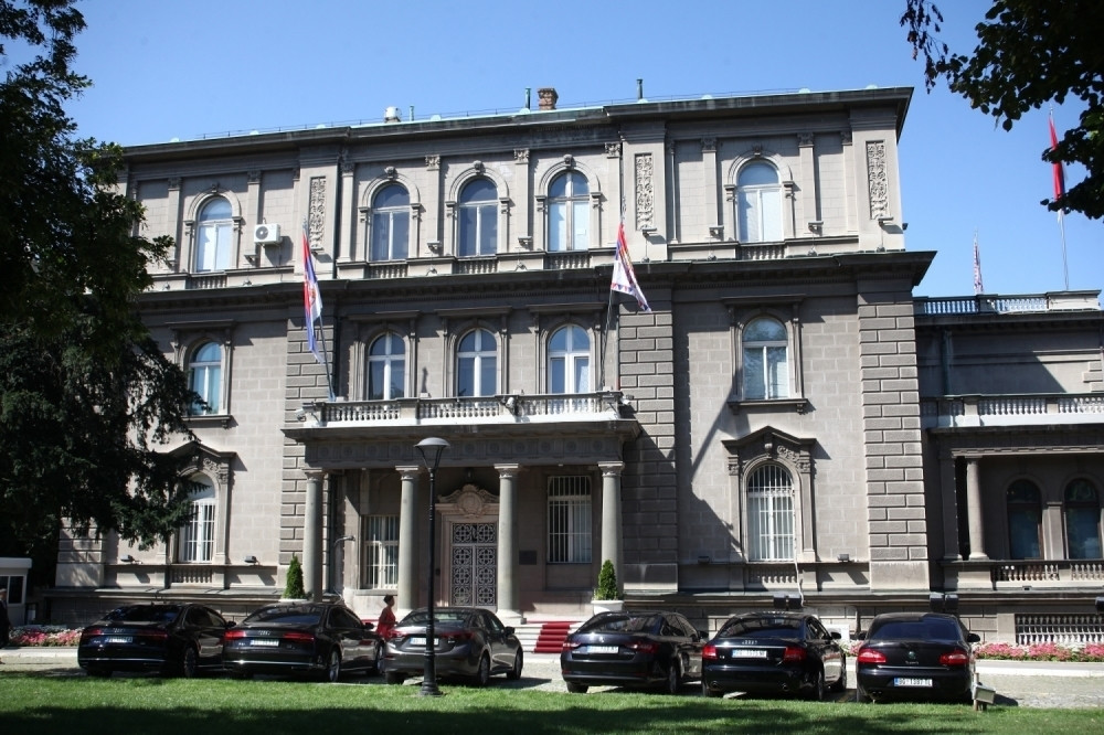 Žena se popela na ZGRADU PREDSEDNIŠTVA u Beogradu! Visi sa prozora, prolaznici u neverici