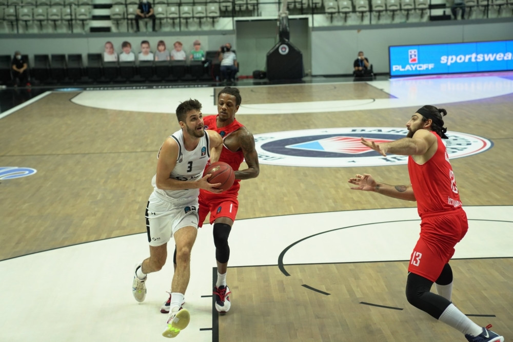 Crno-beli pobedili u dramatičnoj završnici prepunoj obrta, Mika i Mekintajer najbolji kod gostiju