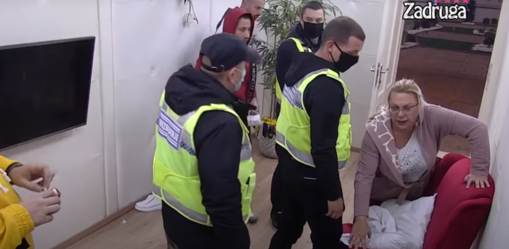 Obezbeđenje razdvajalo majku i ćerku, Marija PLJUVALA i skočila na Miljanu (VIDEO)