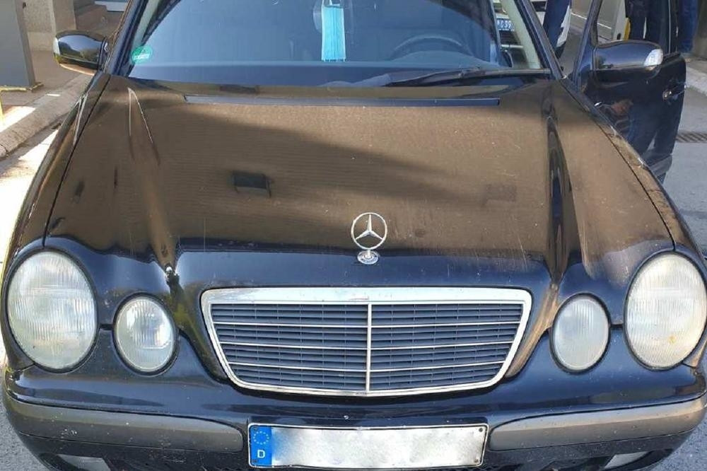Jedan odmah izašao iz auta, a zbog onoga što je rekao carinici su odmah znali da nešto kriju! (FOTO)