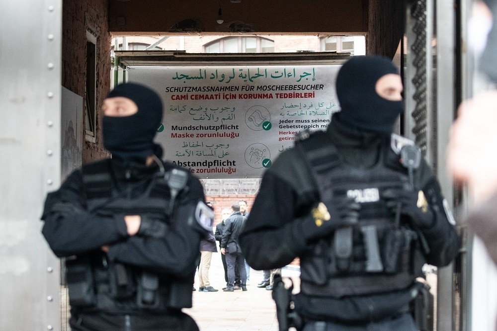 Stotine policajaca u potrazi za džihadistom!