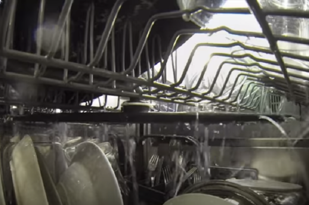 Evo šta se dogodi kada stavite sudove u mašinu da perete (VIDEO)