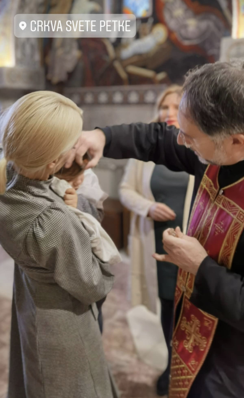 Za najintimniji čin Nataša Bekvalac odabrala ove dve osobe: Pevačica krstila ćerku! (FOTO)