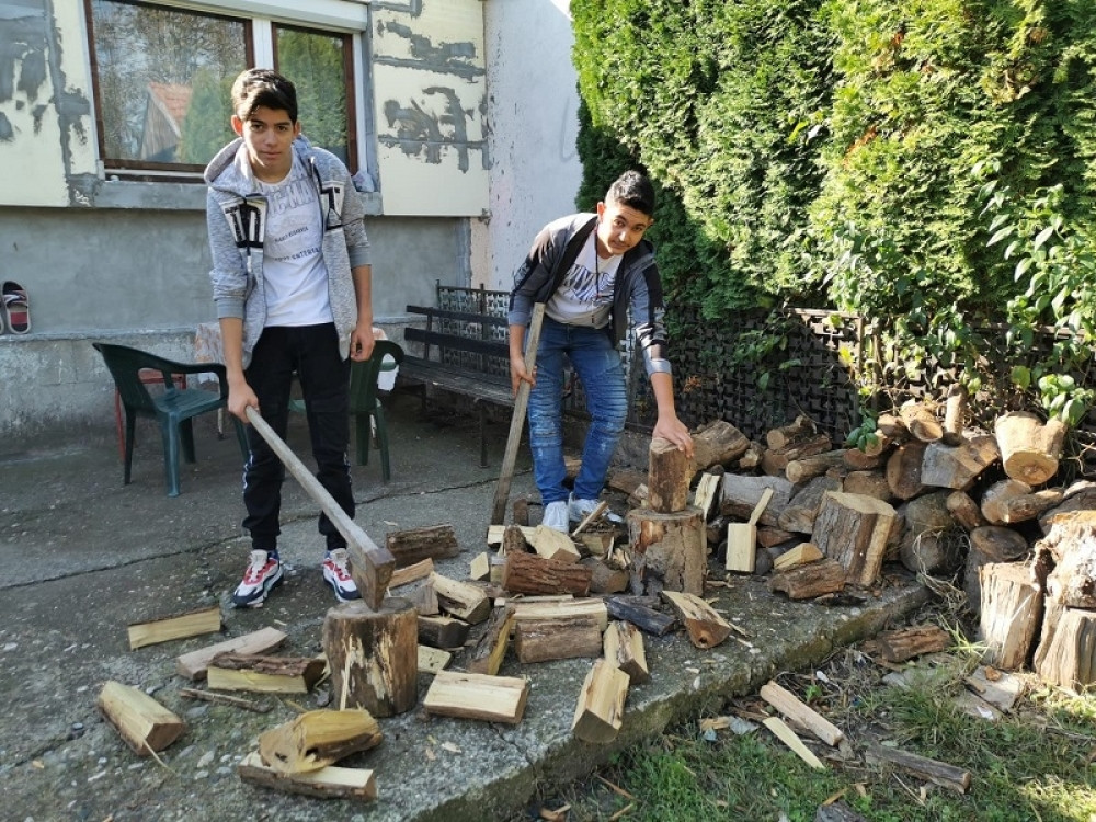 Nikola i Boban objavili oglas da cepaju drva, peru automobile i rade druge kućne poslove kako bi zaradili dzeparac (FOTO)